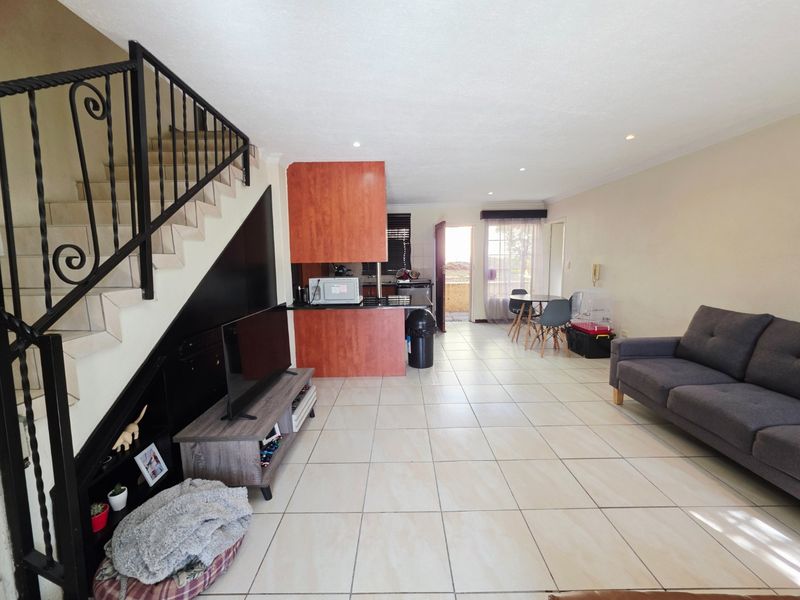 Spacious 2 Bedroom Duplex - Photo 4