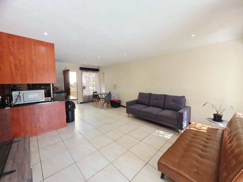 Spacious 2 Bedroom Duplex - Photo 5