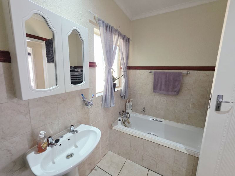 Spacious 2 Bedroom Duplex - Photo 10