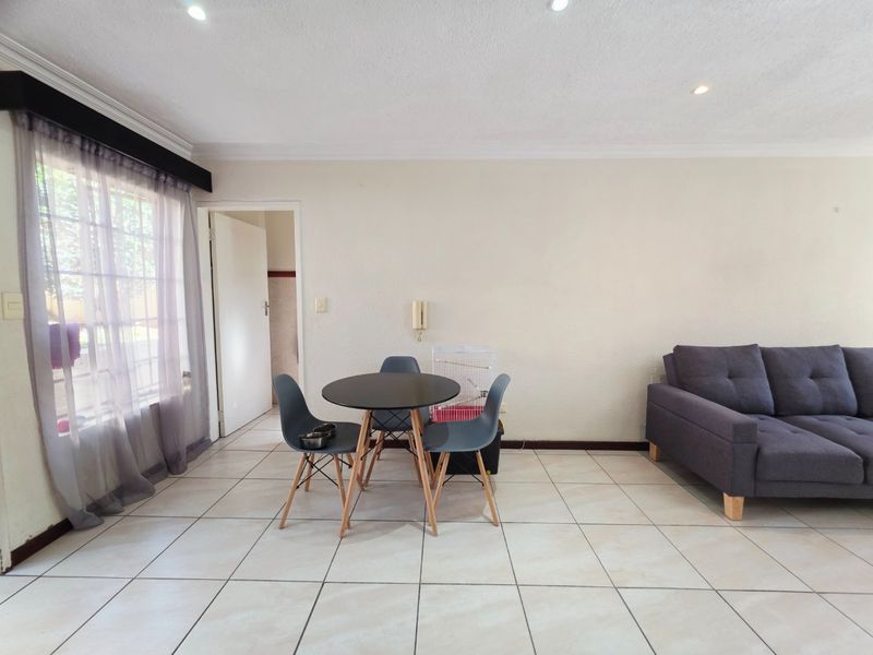Spacious 2 Bedroom Duplex - Photo 10