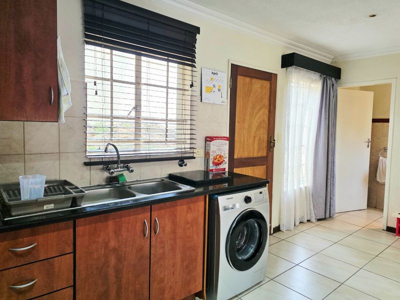 Spacious 2 Bedroom Duplex - Photo 8