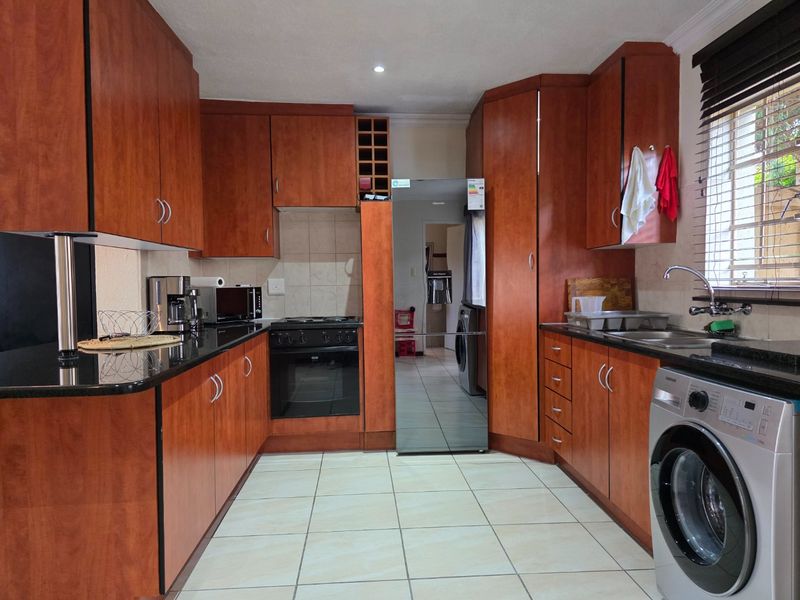 Spacious 2 Bedroom Duplex - Photo 6