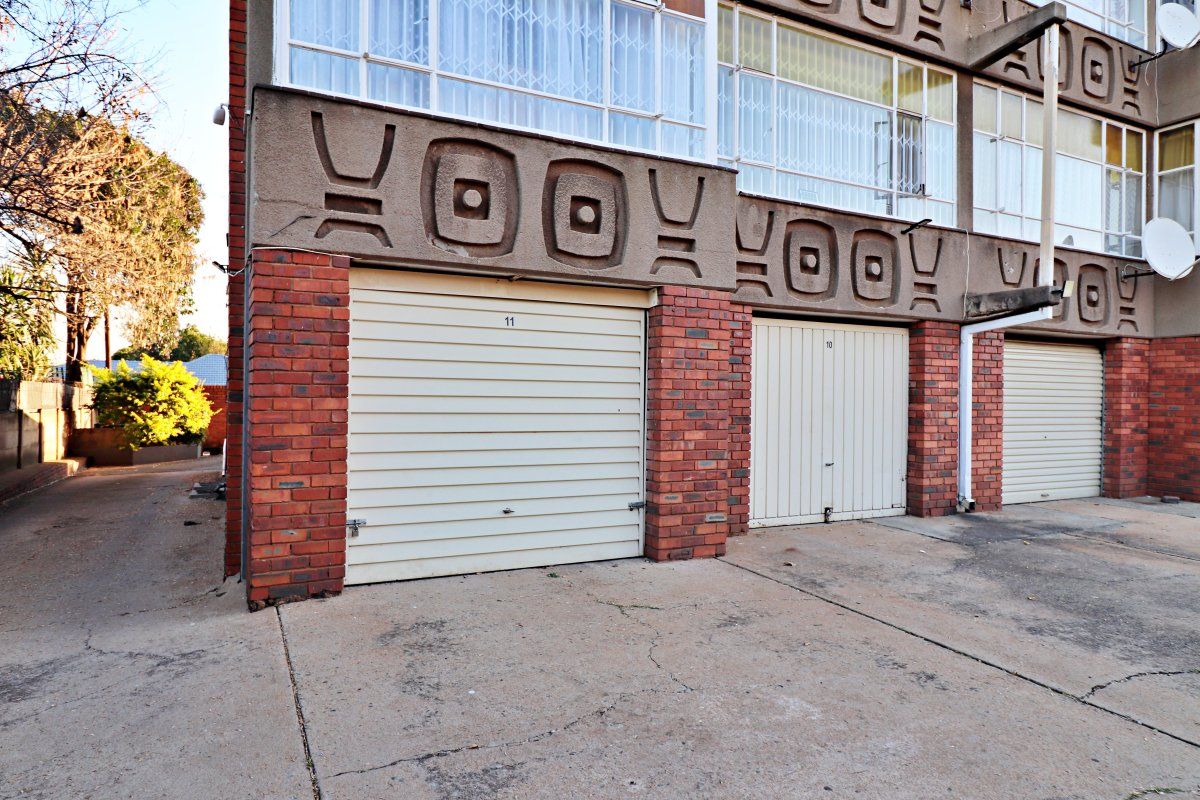Spacious & Secure 2-Bedroom Flat – Excellent Value! - Photo 4