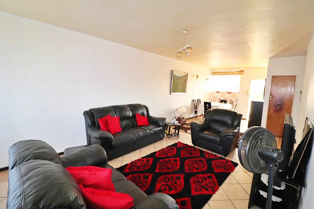 Spacious & Secure 2-Bedroom Flat – Excellent Value! - Photo 5
