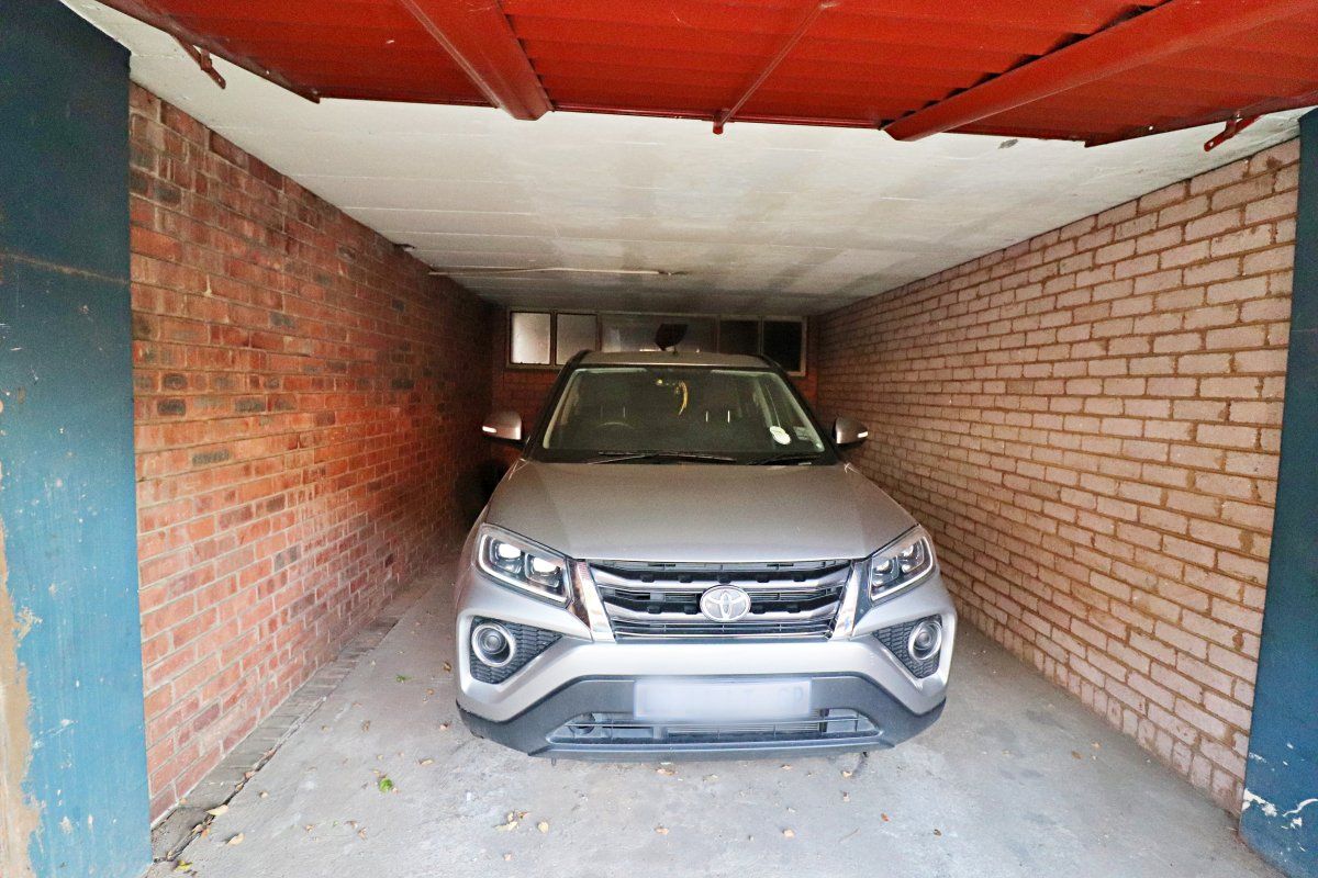 Spacious & Secure 2-Bedroom Flat – Excellent Value! - Photo 3