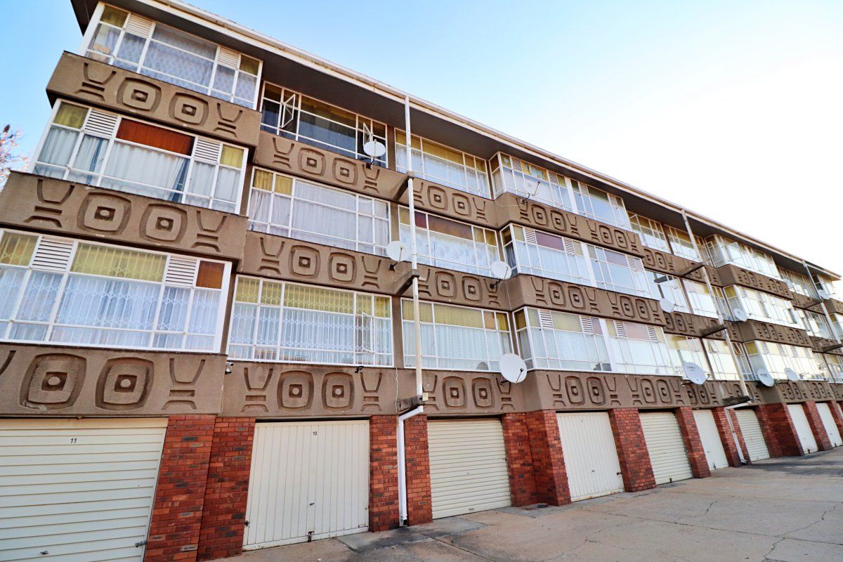 Spacious & Secure 2-Bedroom Flat – Excellent Value! - Photo 2