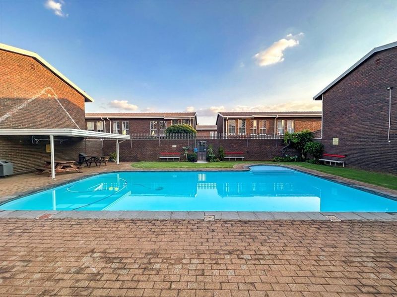 Charming Family Home - Photo 3