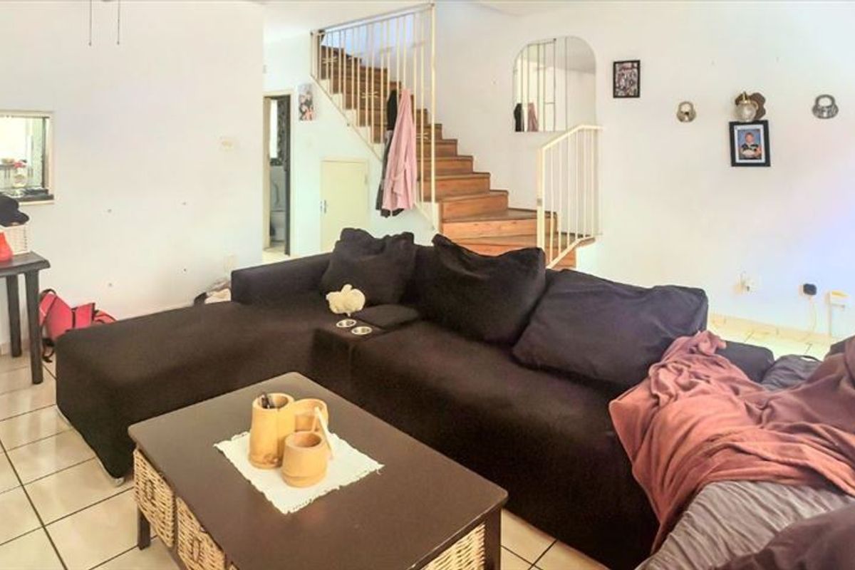 Charming Family Home - Photo 2