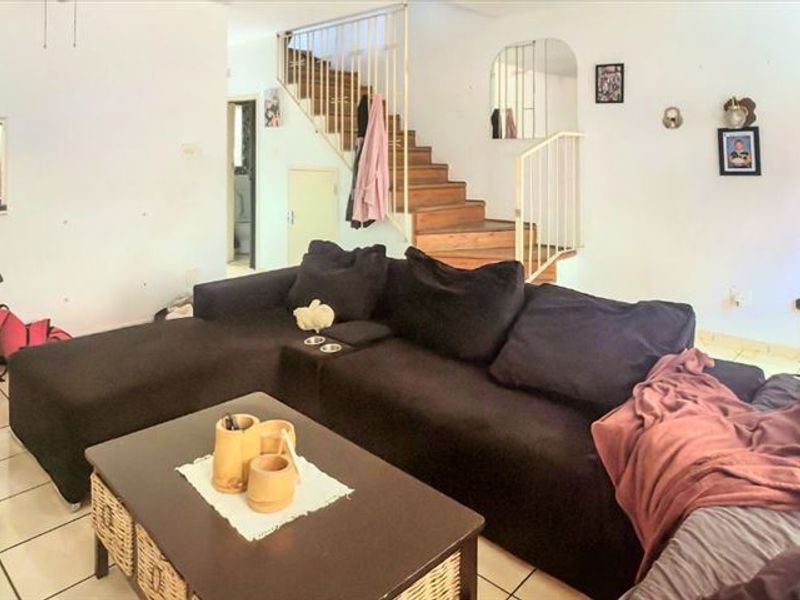 Charming Family Home - Photo 2