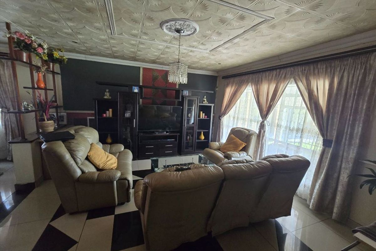 Spacious Home with Excellent Family Features - Photo 2