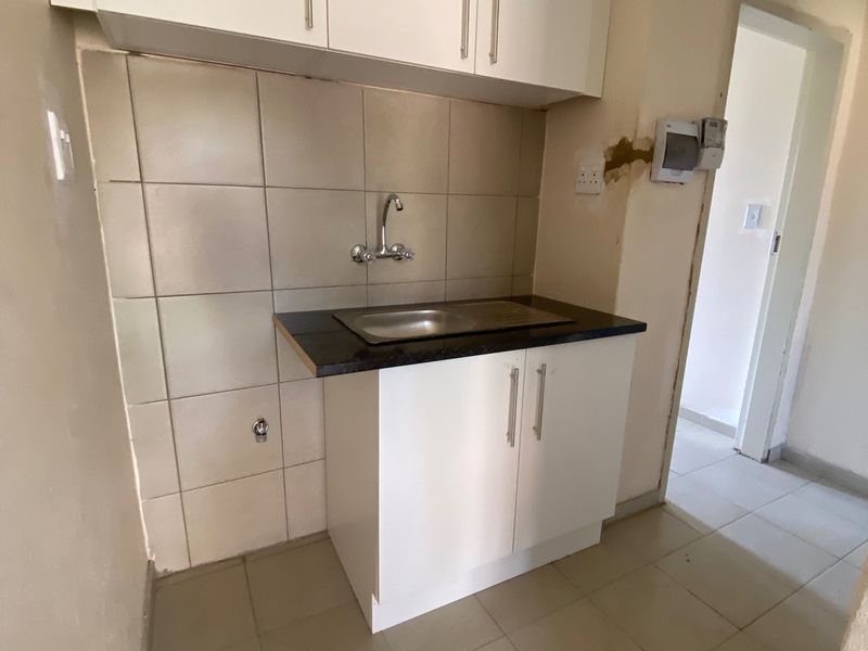 1 bedroom unit in a shared yard - Photo 5