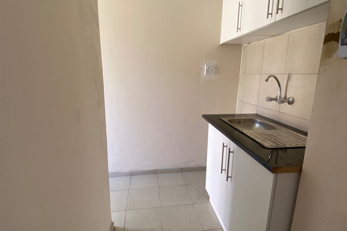 1 bedroom unit in a shared yard - Photo 4