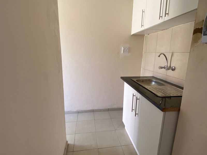 1 bedroom unit in a shared yard - Photo 4