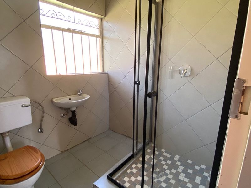 1 bedroom unit in a shared yard - Photo 6