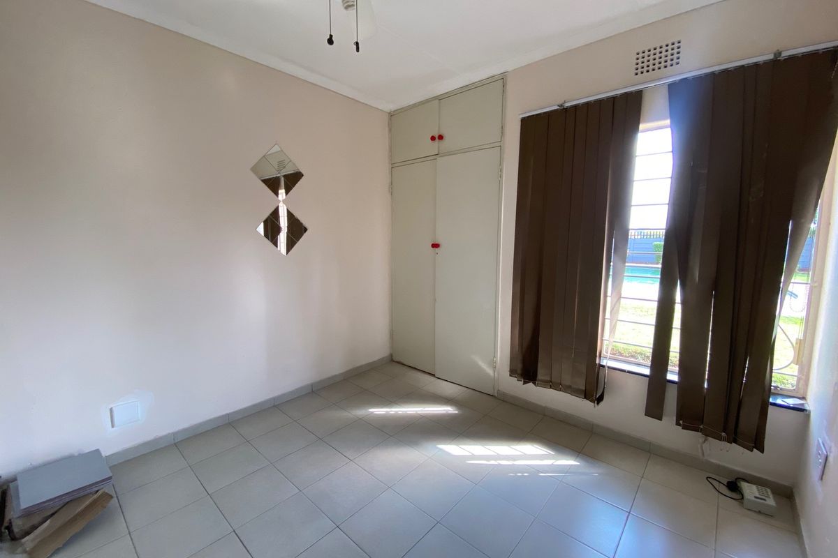 1 bedroom unit in a shared yard - Photo 2