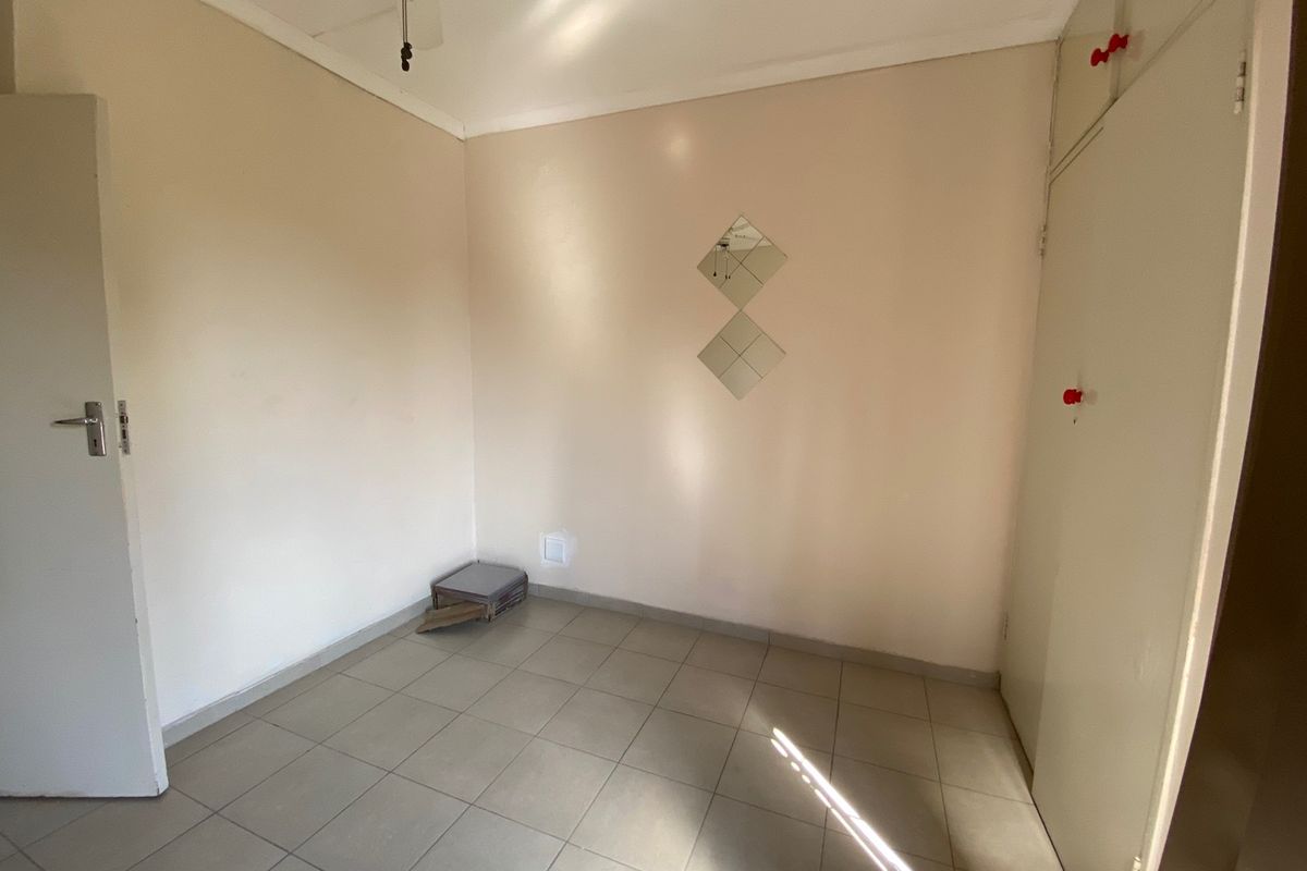 1 bedroom unit in a shared yard - Photo 3