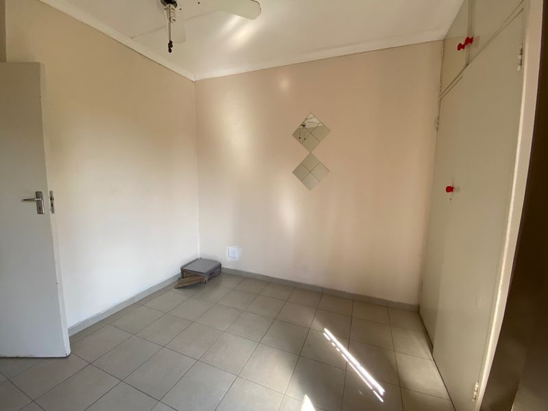 1 bedroom unit in a shared yard - Photo 3