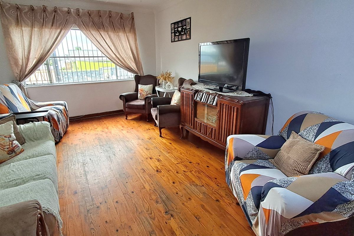 Well Maintained large 5 bedroom family home in popular Greenfields East London. - Photo 2