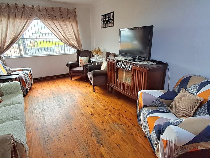 Well Maintained large 5 bedroom family home in popular Greenfields East London. - Photo 2