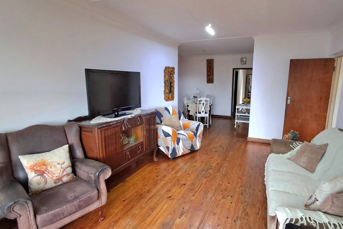 Well Maintained large 5 bedroom family home in popular Greenfields East London. - Photo 3