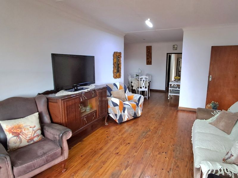 Well Maintained large 5 bedroom family home in popular Greenfields East London. - Photo 3