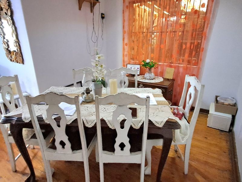Well Maintained large 5 bedroom family home in popular Greenfields East London. - Photo 5