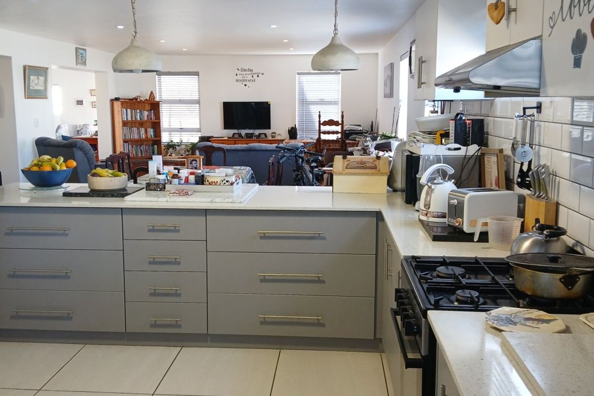 Spacious 4 Bedroom Home with Solar in Dolfynstrand, Dwarskersbos - Photo 4