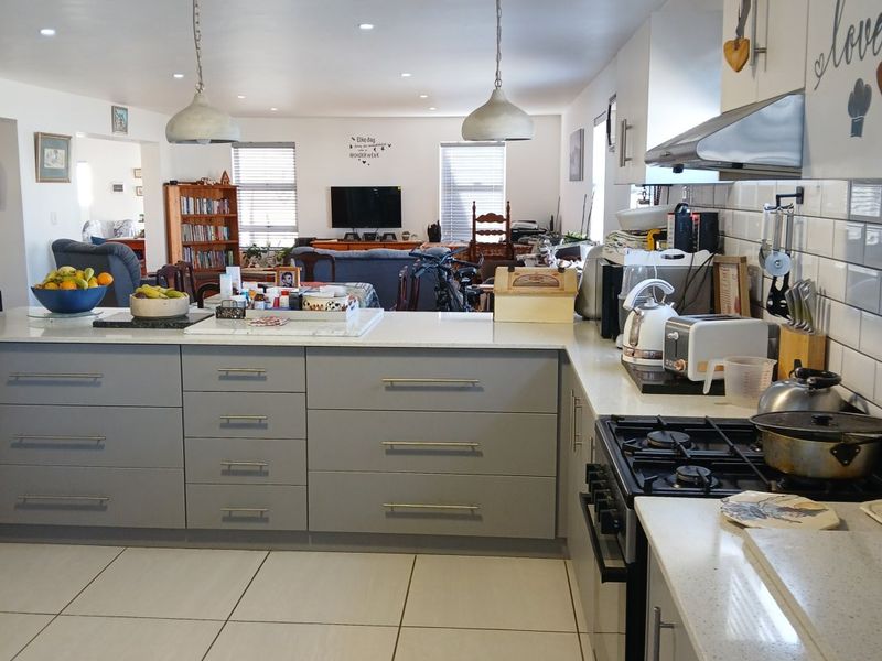 Spacious 4 Bedroom Home with Solar in Dolfynstrand, Dwarskersbos - Photo 4