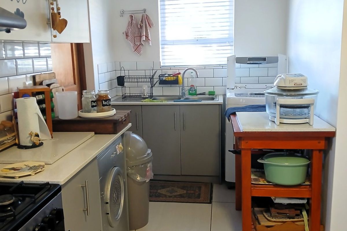 Spacious 4 Bedroom Home with Solar in Dolfynstrand, Dwarskersbos - Photo 5