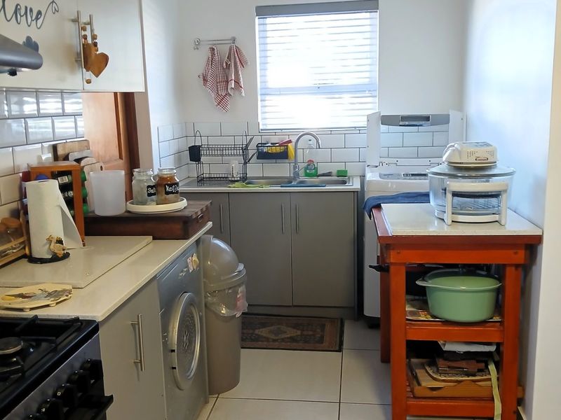 Spacious 4 Bedroom Home with Solar in Dolfynstrand, Dwarskersbos - Photo 5