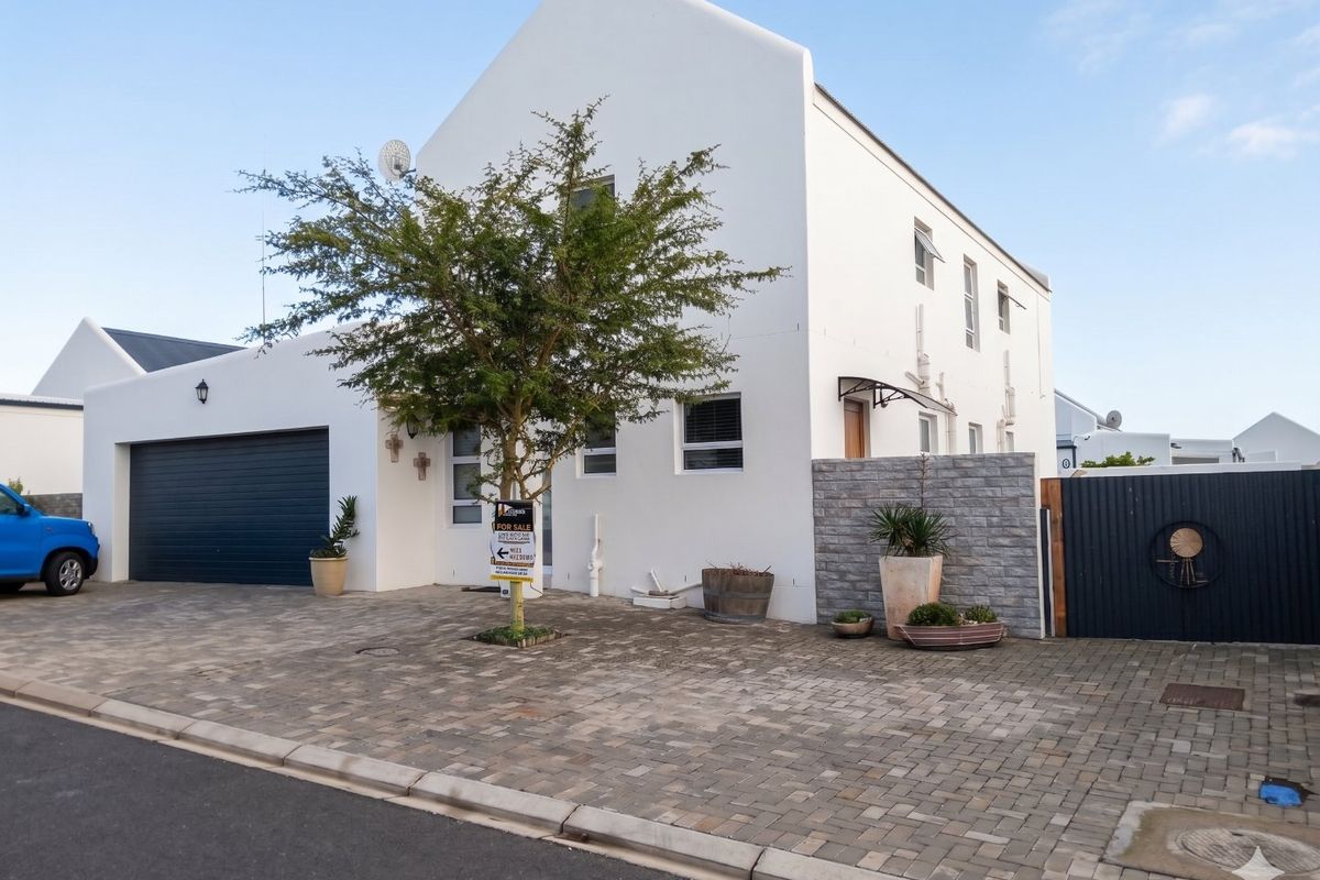 Spacious 4 Bedroom Home with Solar in Dolfynstrand, Dwarskersbos - Photo 2