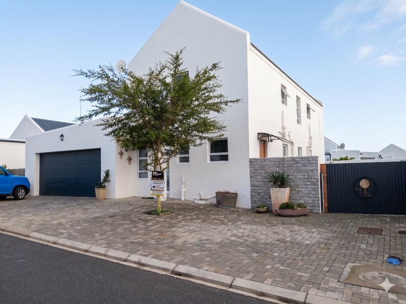 Spacious 4 Bedroom Home with Solar in Dolfynstrand, Dwarskersbos - Photo 2