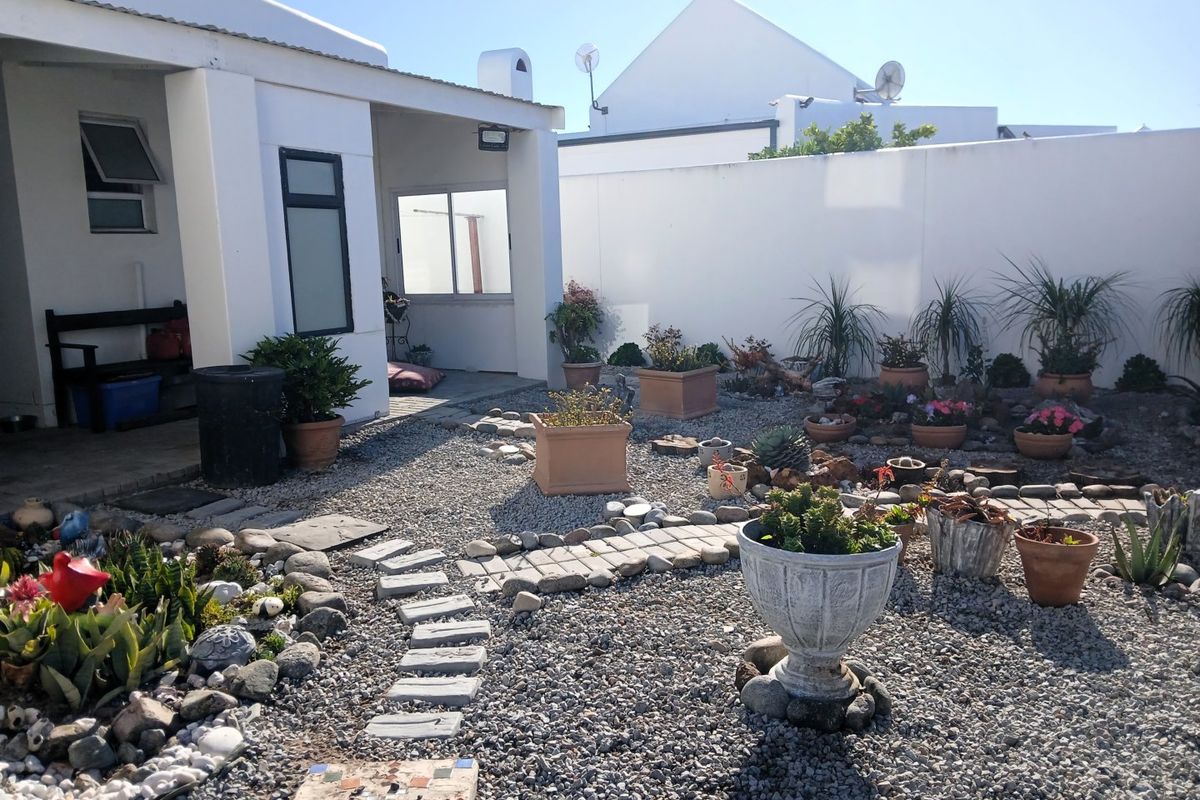 Spacious 4 Bedroom Home with Solar in Dolfynstrand, Dwarskersbos - Photo 3