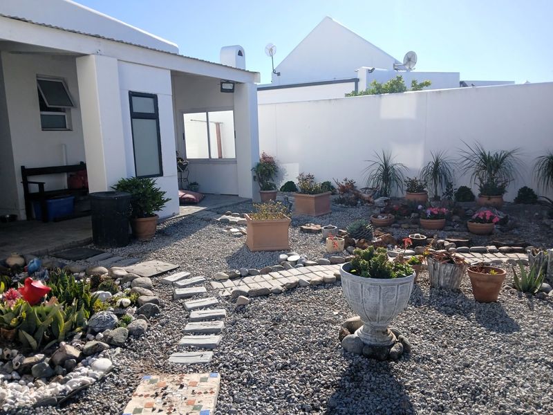 Spacious 4 Bedroom Home with Solar in Dolfynstrand, Dwarskersbos - Photo 3