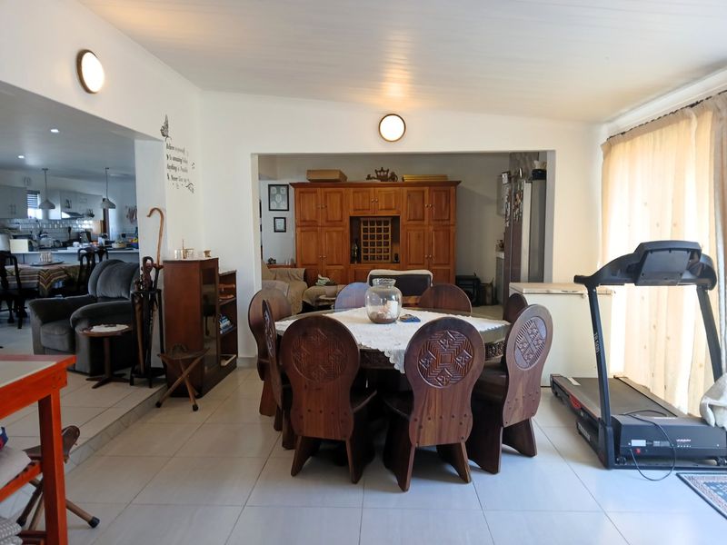 Spacious 4 Bedroom Home with Solar in Dolfynstrand, Dwarskersbos - Photo 10