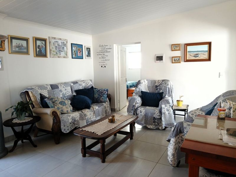 Spacious 4 Bedroom Home with Solar in Dolfynstrand, Dwarskersbos - Photo 8