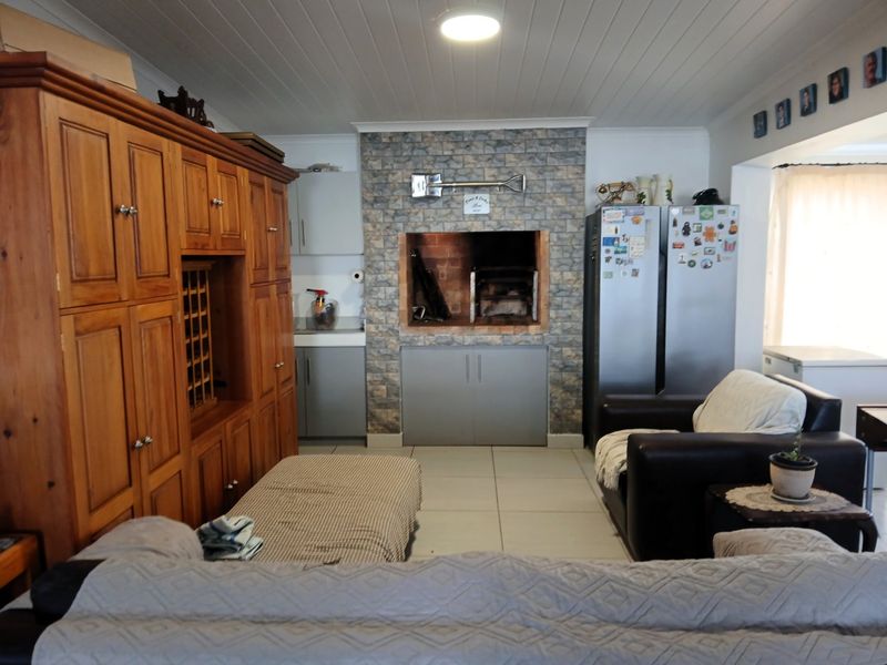 Spacious 4 Bedroom Home with Solar in Dolfynstrand, Dwarskersbos - Photo 7