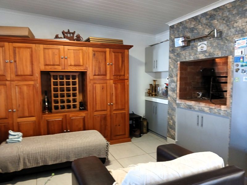 Spacious 4 Bedroom Home with Solar in Dolfynstrand, Dwarskersbos - Photo 6