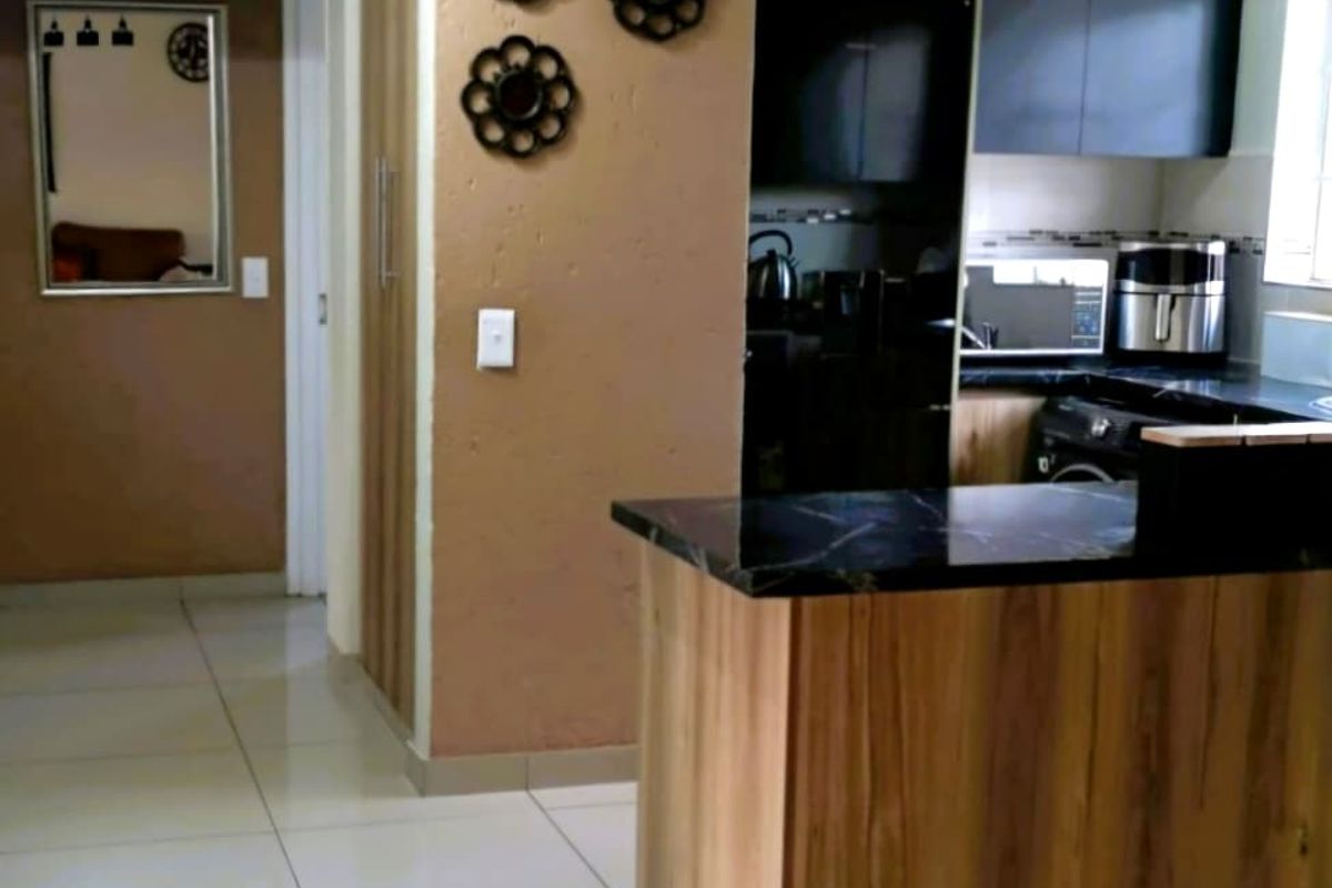 2 bedroom 1ne bathroom inside secure estate - Photo 5