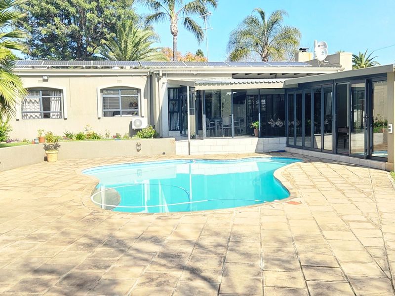 Spacious Family Home with Cottage, offices & Entertainment Area!!! - Photo 1