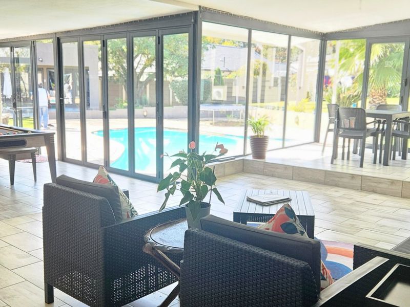 Spacious Family Home with Cottage, offices & Entertainment Area!!! - Photo 1