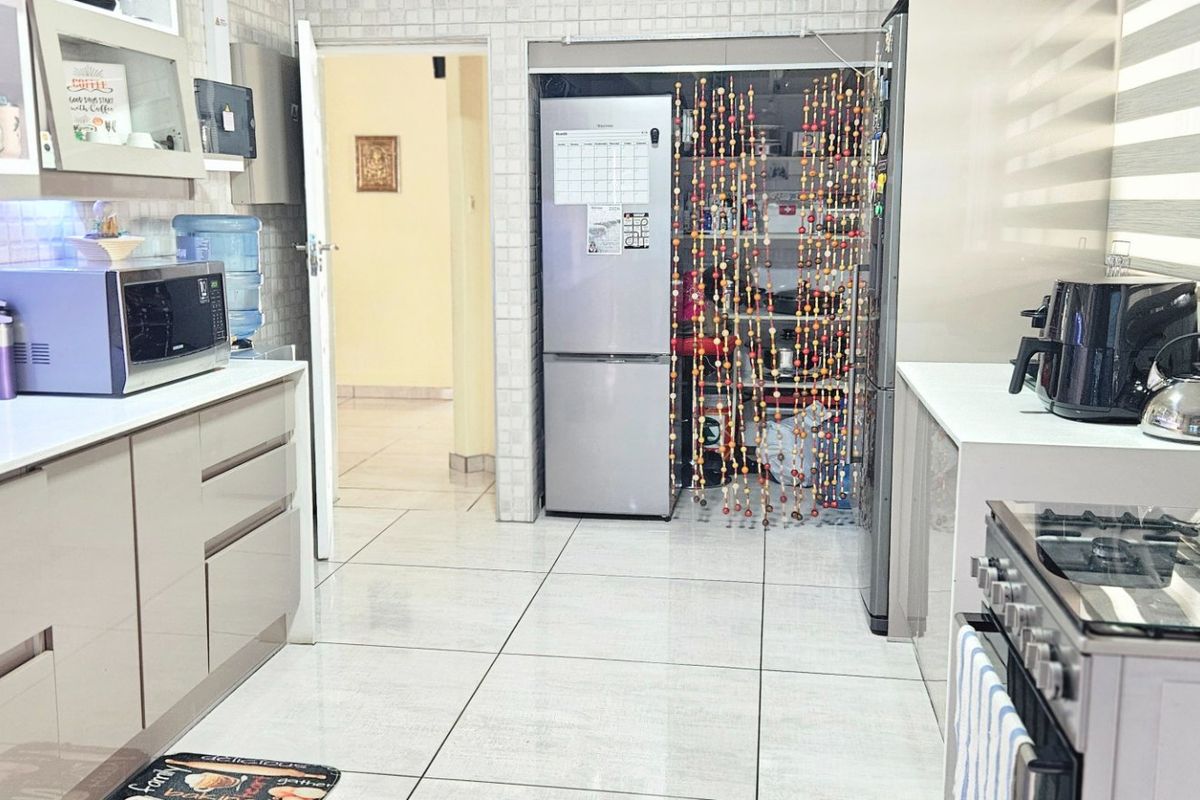 Spacious Family Home with Cottage, offices & Entertainment Area!!! - Photo 5