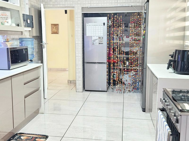 Spacious Family Home with Cottage, offices & Entertainment Area!!! - Photo 5
