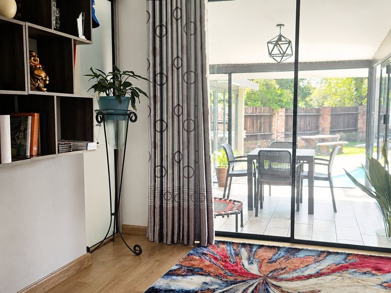 Spacious Family Home with Cottage, offices & Entertainment Area!!! - Photo 8