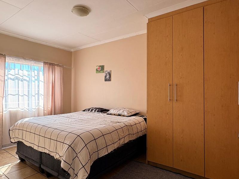 Low-maintenance 2-bedroom facebrick home with a built-in braai, modern finishes, prepaid electricity, and excellent security in Stilfontein Extension 4. - Photo 9