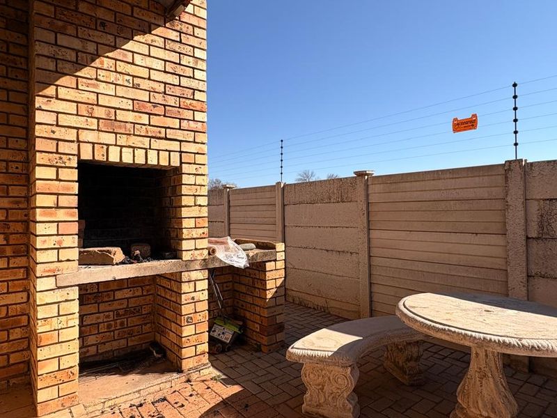 Low-maintenance 2-bedroom facebrick home with a built-in braai, modern finishes, prepaid electricity, and excellent security in Stilfontein Extension 4. - Photo 6