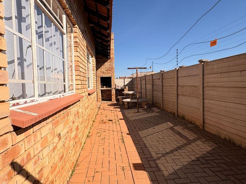 Low-maintenance 2-bedroom facebrick home with a built-in braai, modern finishes, prepaid electricity, and excellent security in Stilfontein Extension 4. - Photo 7