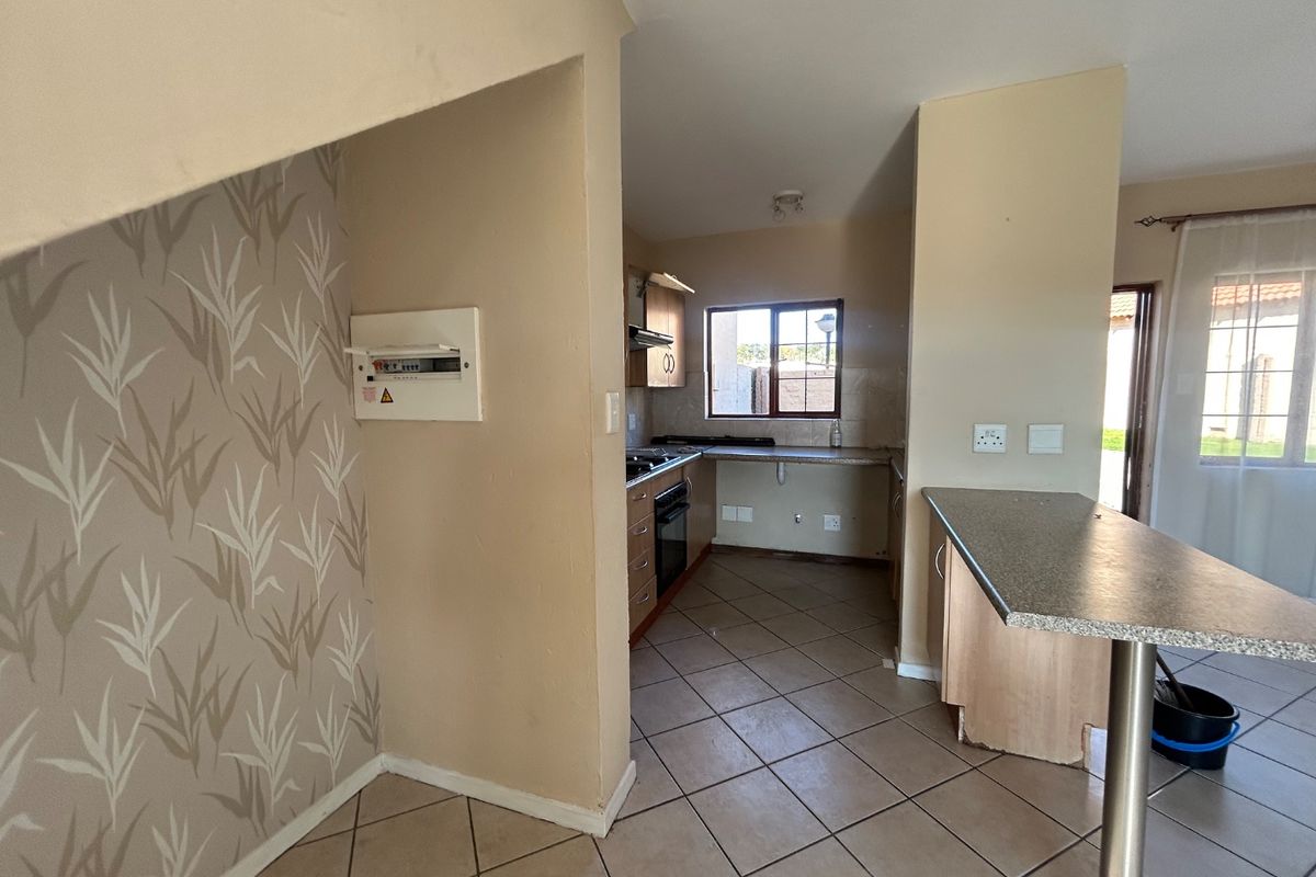 2 bed 1 full bath duplex with private garden  - Photo 4