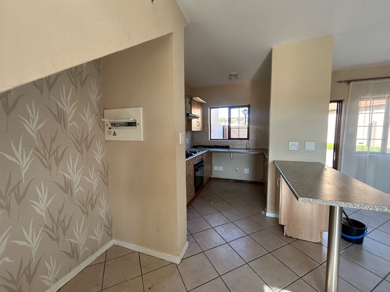 2 bed 1 full bath duplex with private garden  - Photo 4