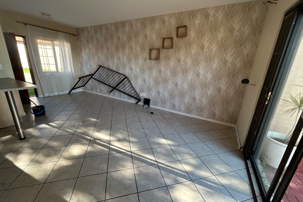 2 bed 1 full bath duplex with private garden  - Photo 2